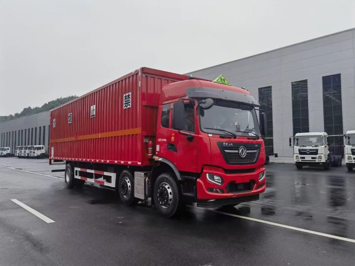 東風(fēng)天錦小三軸（7.7米/8.6米）液體廂式運(yùn)輸車