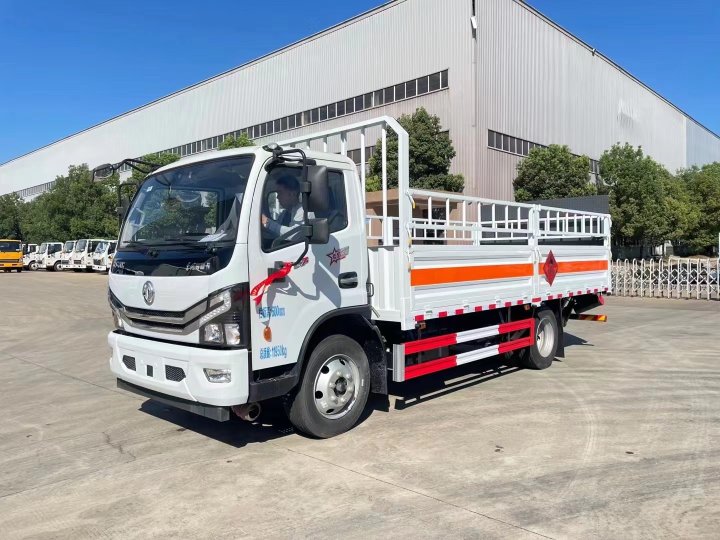 東風(fēng)5.2米氣瓶運輸車