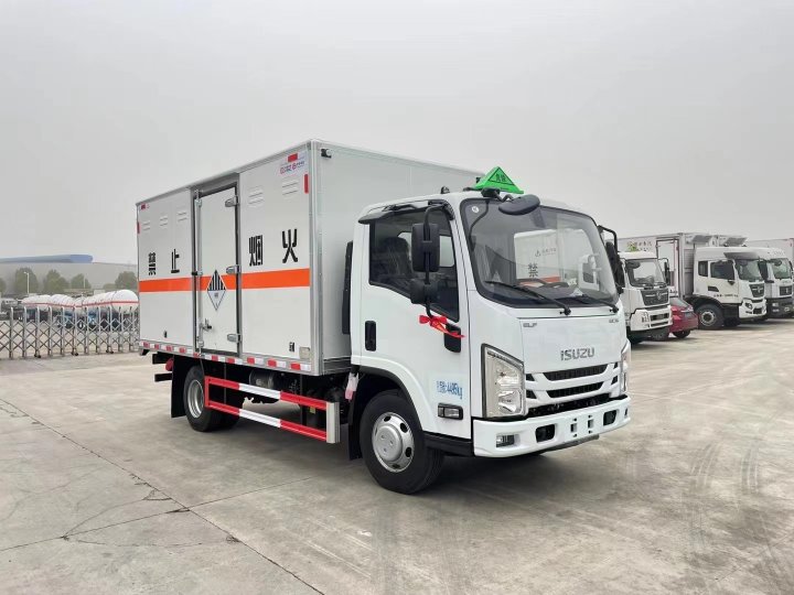五十鈴藍(lán)牌4.15米危險(xiǎn)廢物廂式車