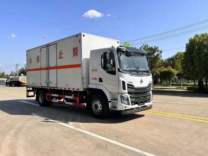 柳汽乘龍6.8米雜項(xiàng)危險(xiǎn)物品廂式車